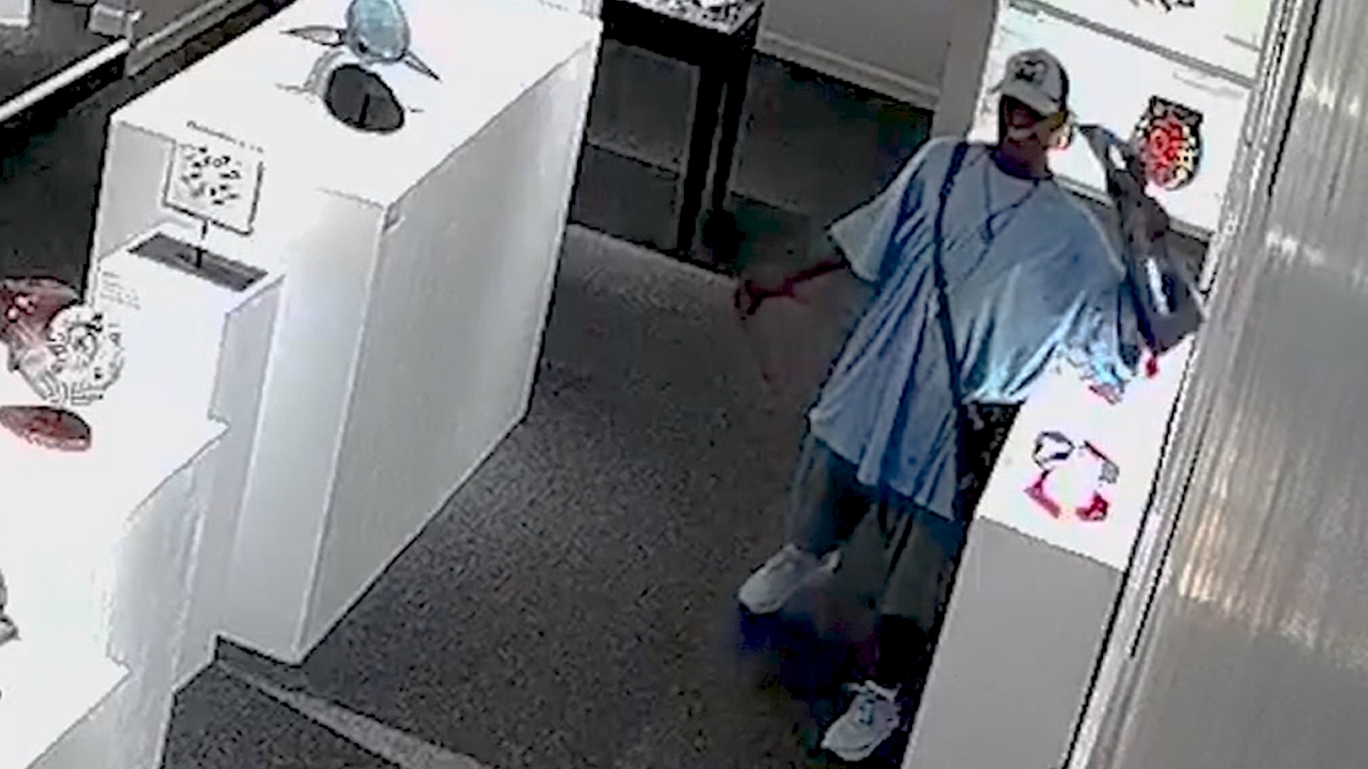 VIDEO: Florida man steals $21,000 sculpture by hiding it in his pants ...