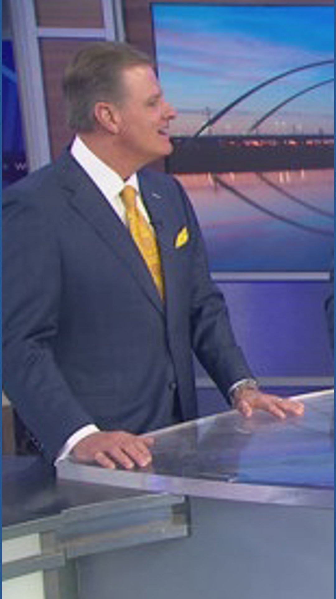 Is Michelle's shirt orange or red? WFAA desk debates | wfaa.com