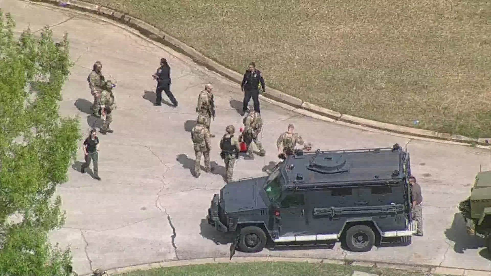 Texas suspect in custody after SWAT standoff | wfaa.com