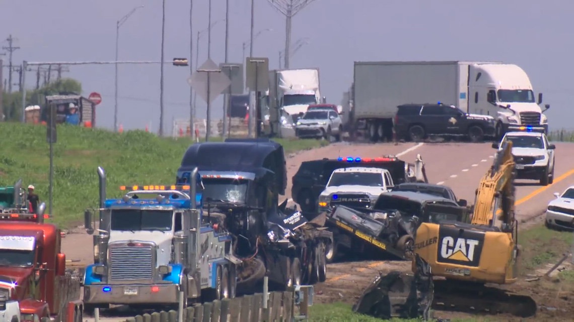 Major accident shuts down westbound lanes of I-20 in Kaufman