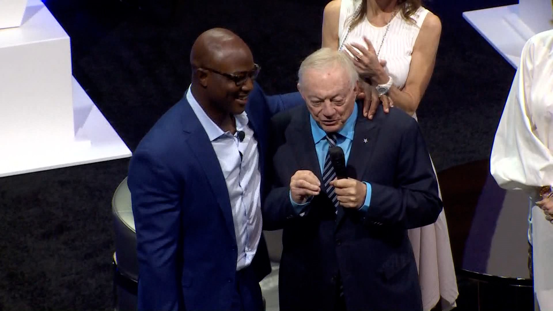 Jerry Jones announces next inductee into Cowboys Ring of Honor