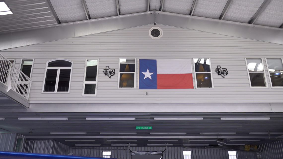 A look inside the North Texas AirBnB inside an airplane hangar | wfaa.com