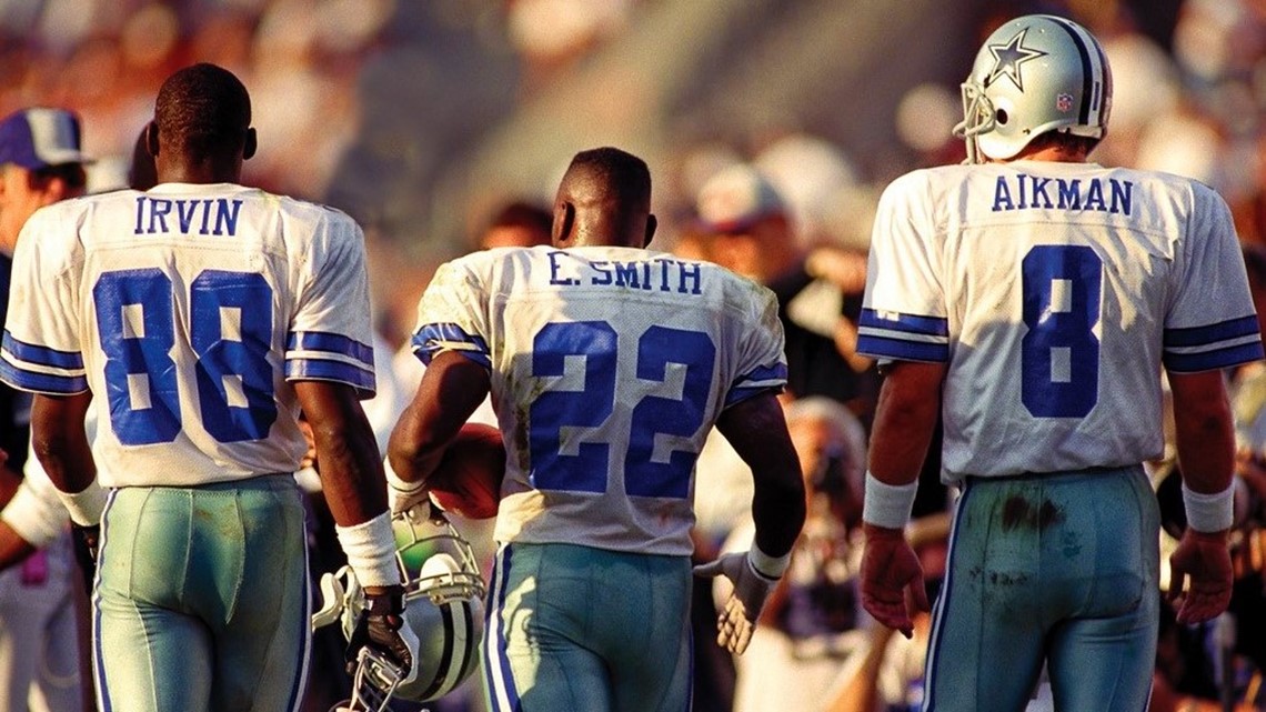 Dallas Cowboys Daryl Johnston blocks for Emmitt Smith against the News  Photo - Getty Images