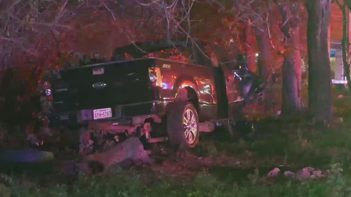 Pickup truck crashed overnight off I-345 in Dallas | wfaa.com