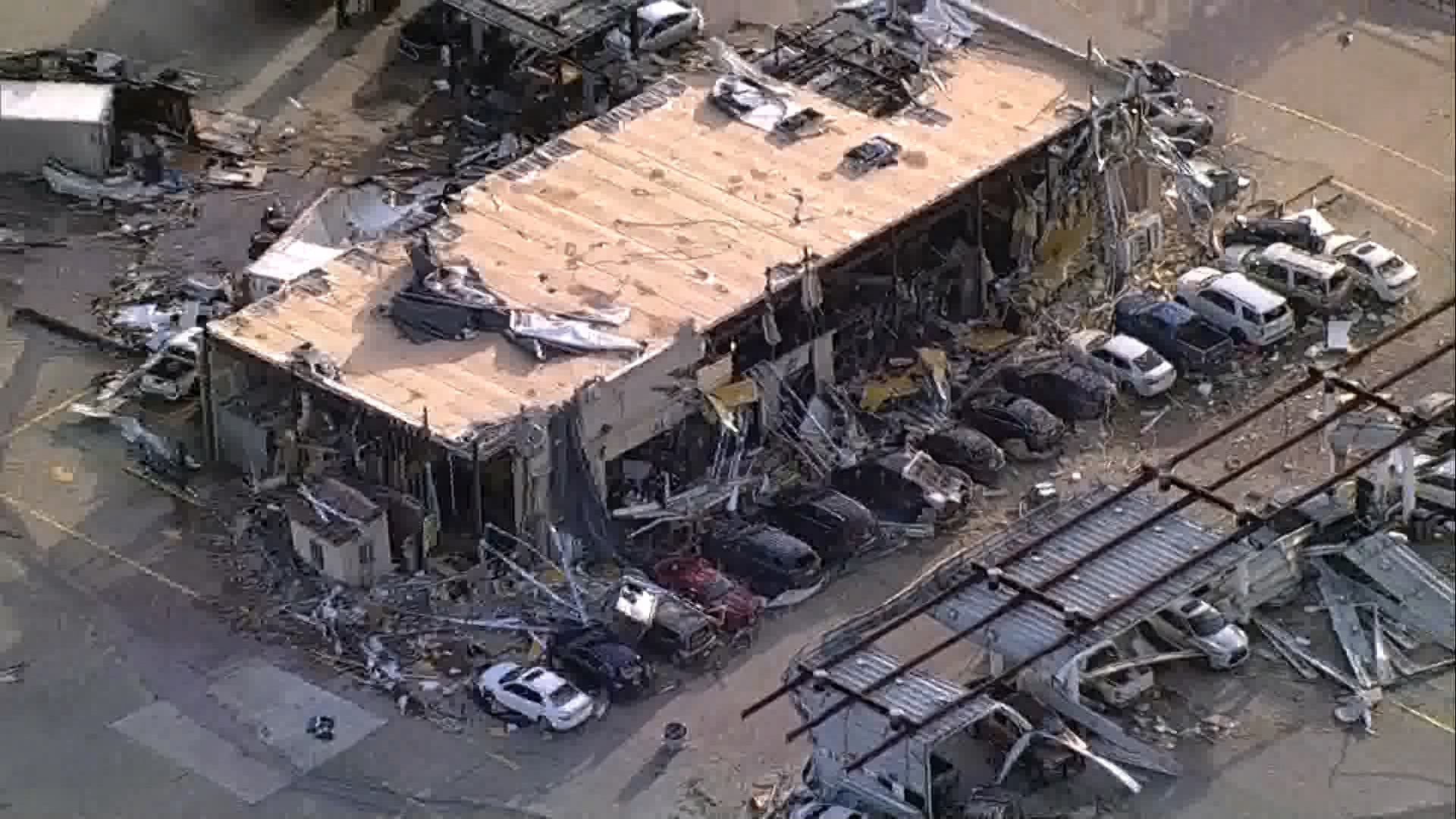 Video taken at a Shell gas station in Valley View, Texas shows the terrifying moments of high winds that caused the building to collapse.