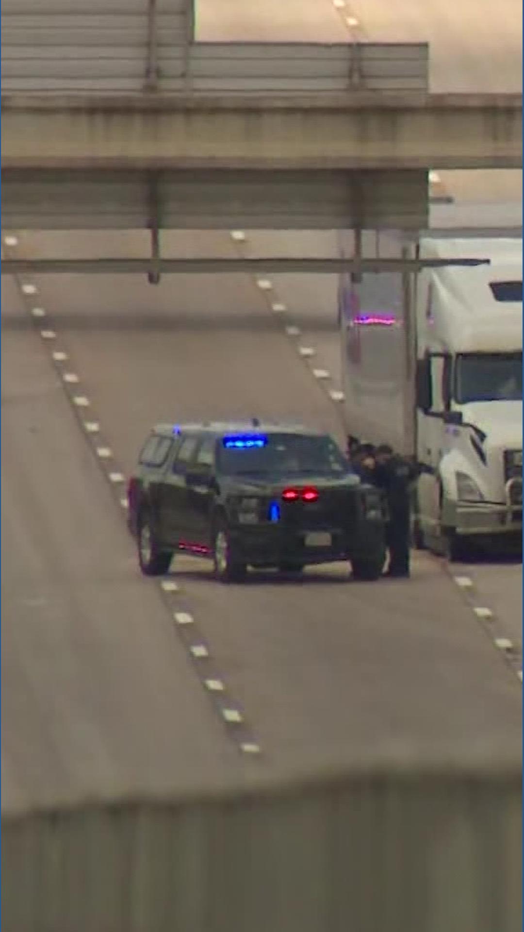 Fort Worth, Texas crash shuts down southbound lanes of I-35W | wfaa.com
