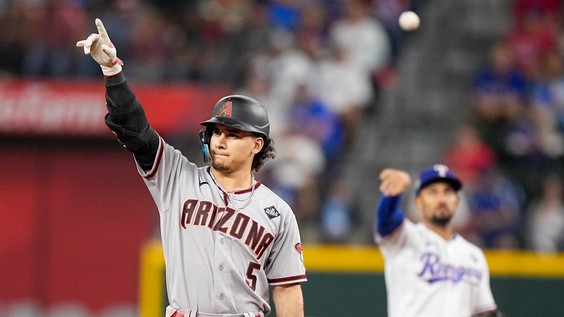 Los Arizona Diamondbacks vencen a los Texas Rangers por pizarra de 9-1 y  empatan el compromiso