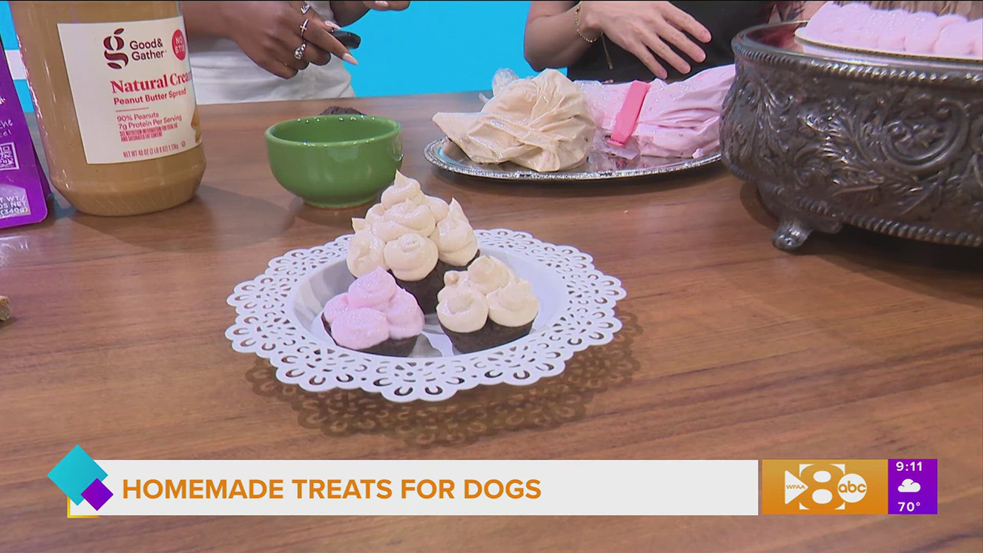 Melanie Fox with Homegrown Hounds shows us how to make homemade dog treats for your next "dog pawty".