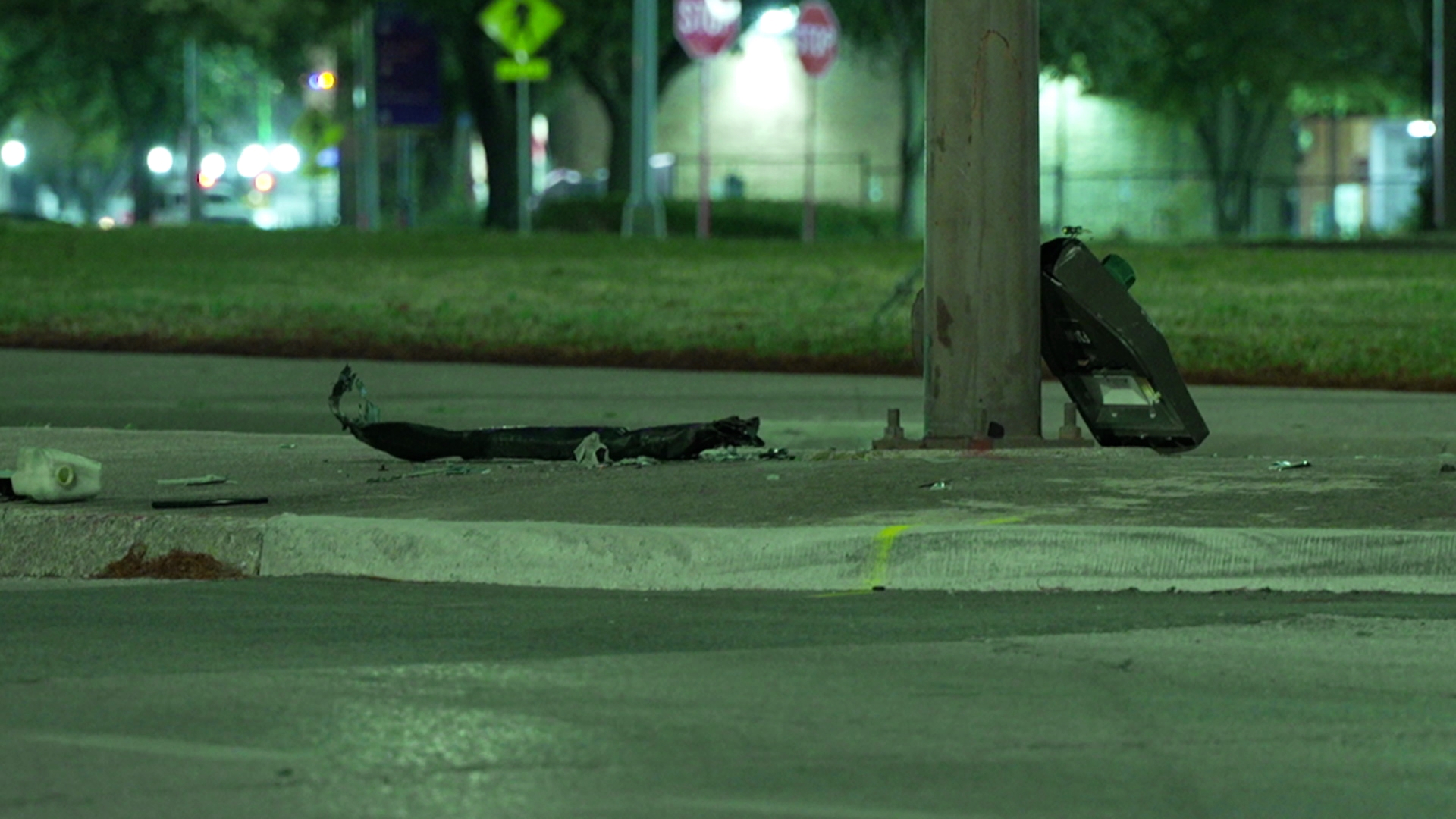 Car crashes into light pole Friday morning in Downtown Dallas | wfaa.com