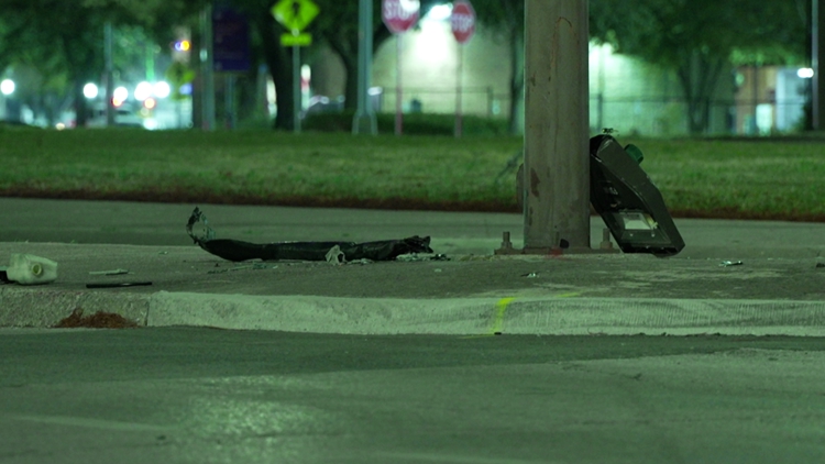 Car crashes into light pole Friday morning in Downtown Dallas | wfaa.com
