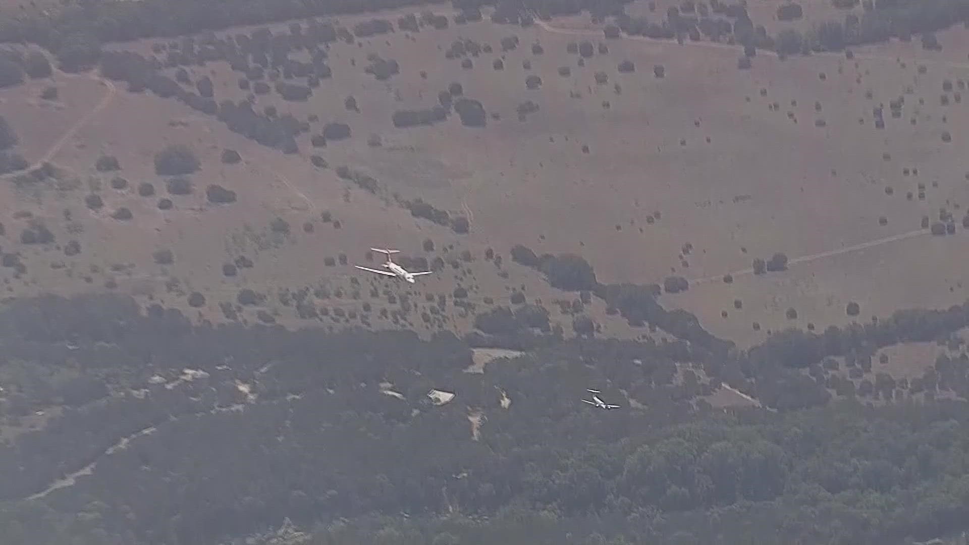 Watch how an MD 87 air tanker drops retardant on a Texas wildfire