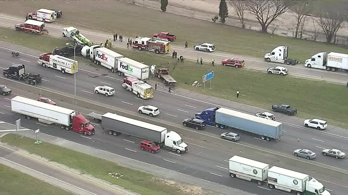 Duncanville, Texas crash on I-20: 1 killed, 1 flown to hospital 