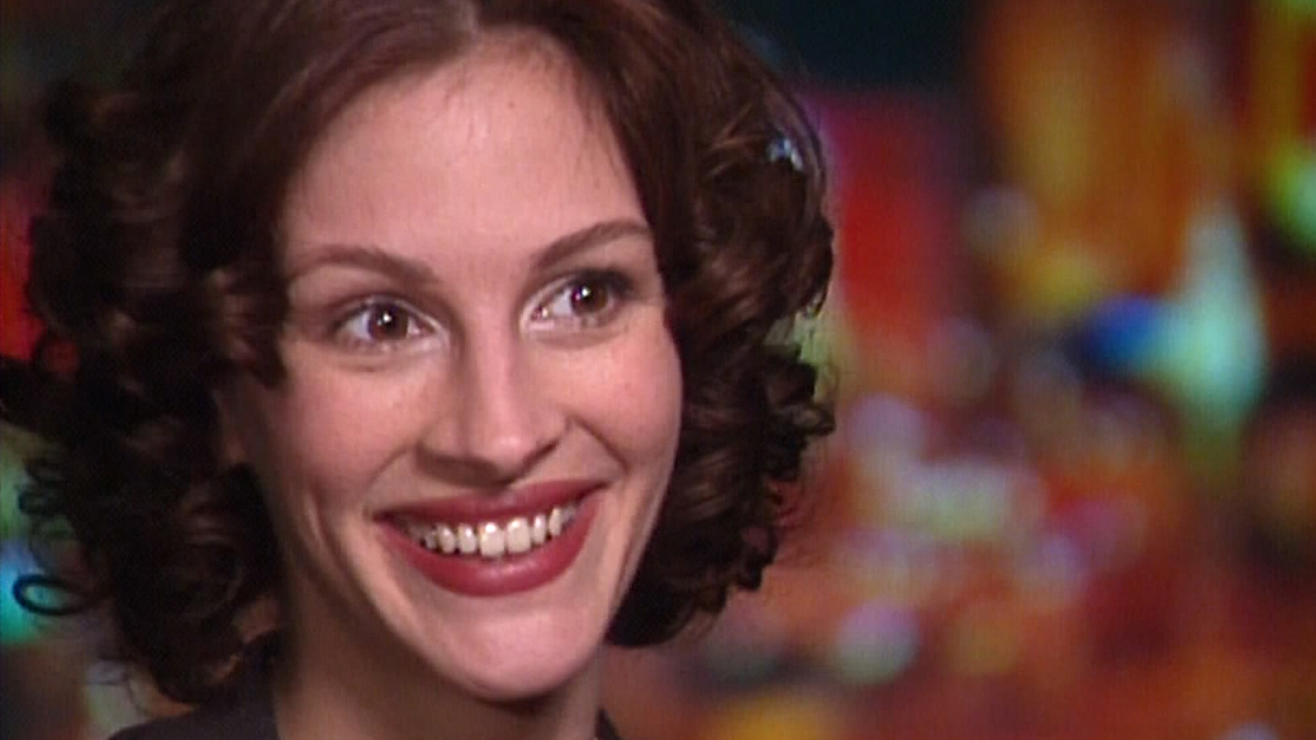 Julia Roberts sat down with WFAA to talk about taking on the role of Alice Sutton in the 1997 film Conspiracy Theory.