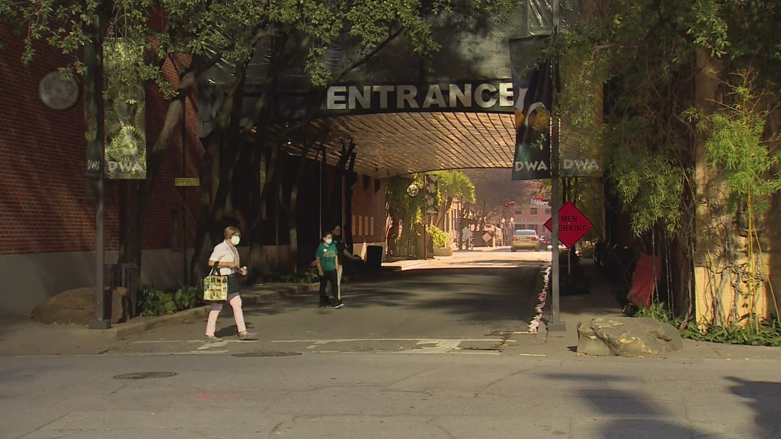 Giant otter attacked 2-year-old at Dallas World Aquarium, lawsuit