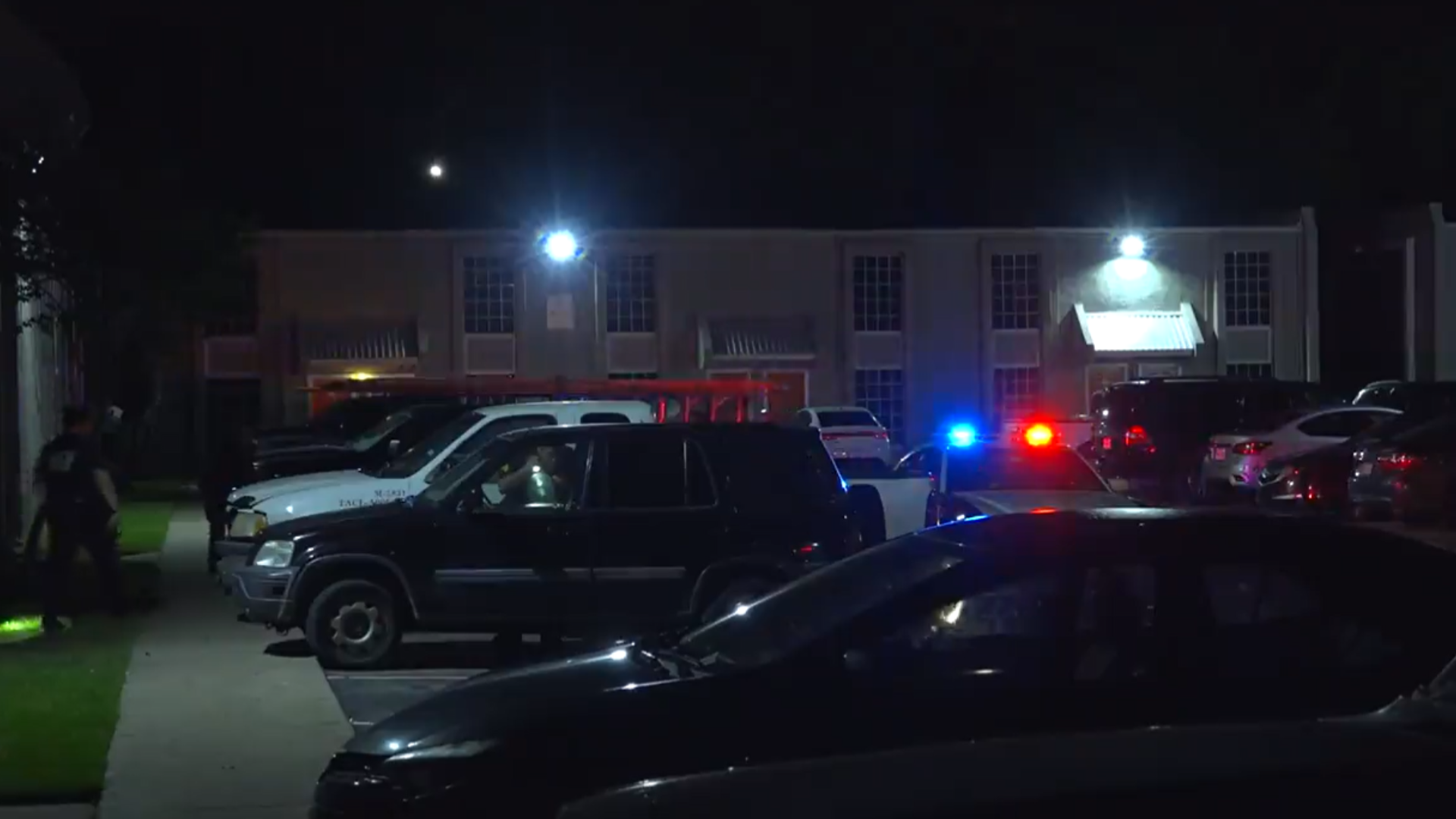 1 person shot in armed robbery at Dallas apartment complex, police say