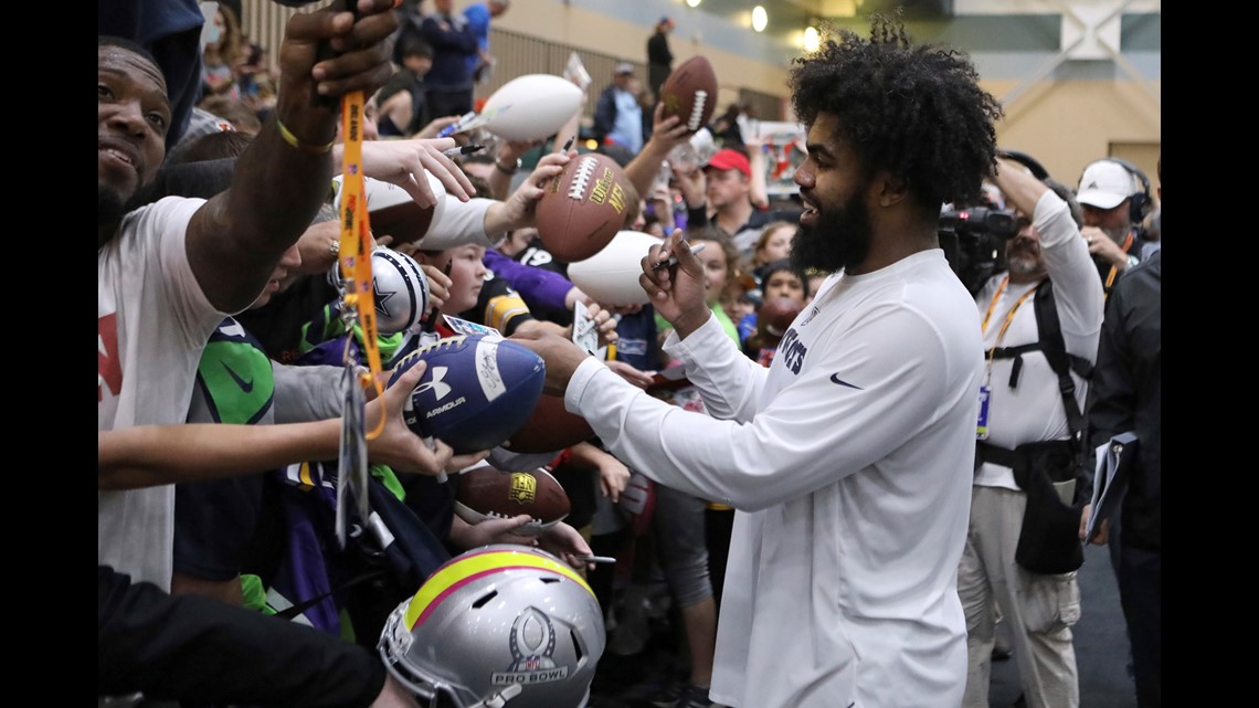 Cowboys RB Ezekiel Elliott teaches excellence at youth football