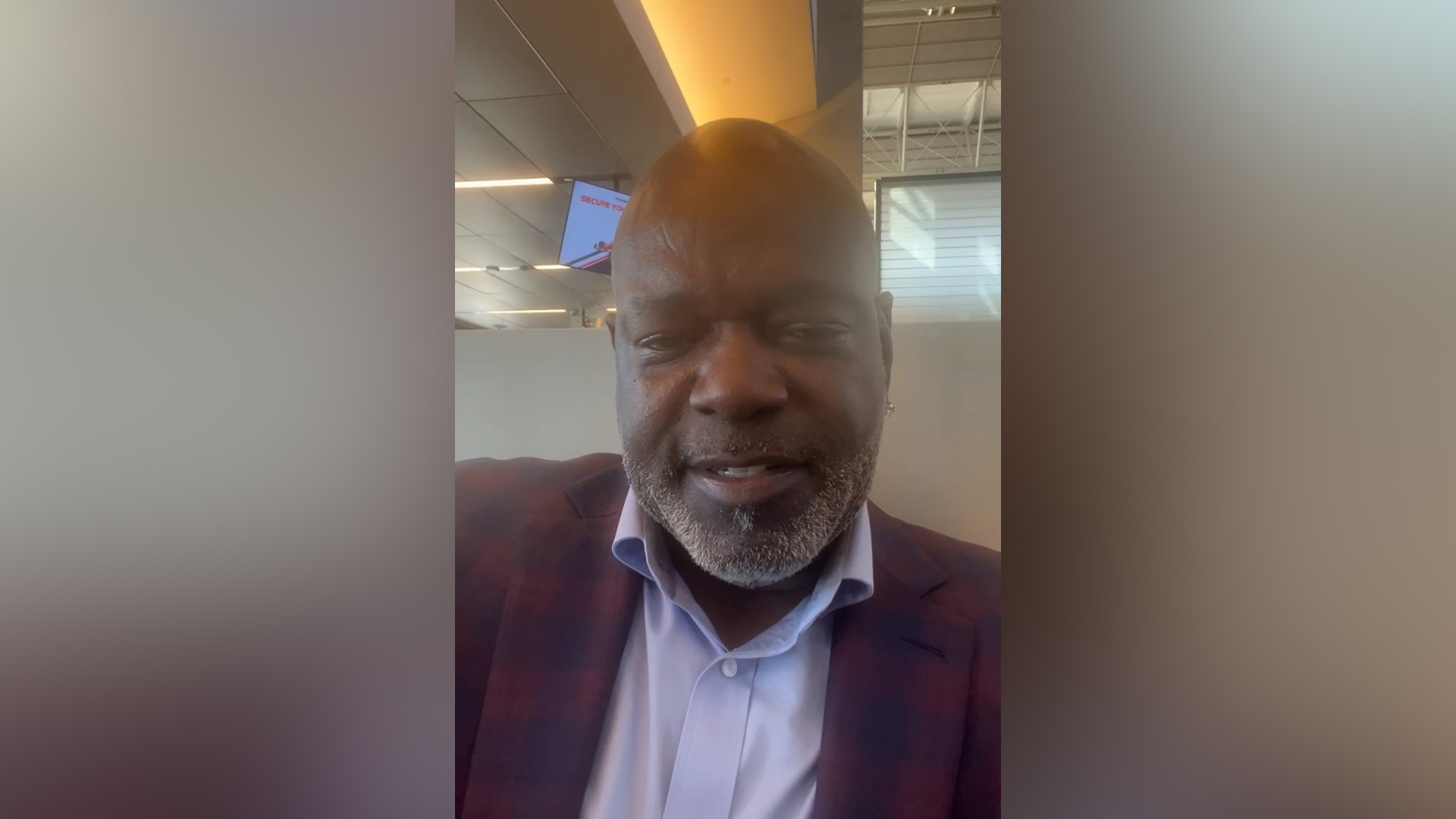 Former Cowboys running back Emmitt Smith sent a message to a young boy who was  injured after diving into a pool.