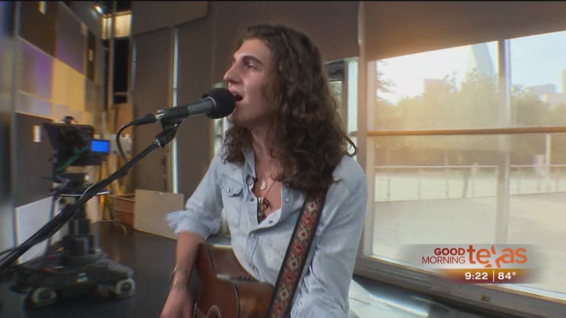 American Idol Top 5 finalist Cade Foehner performs live