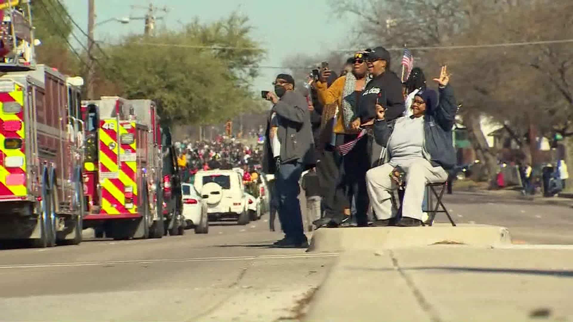 South Oak Cliff 2021 UIL Football Championship Parade Stream | Wfaa.com