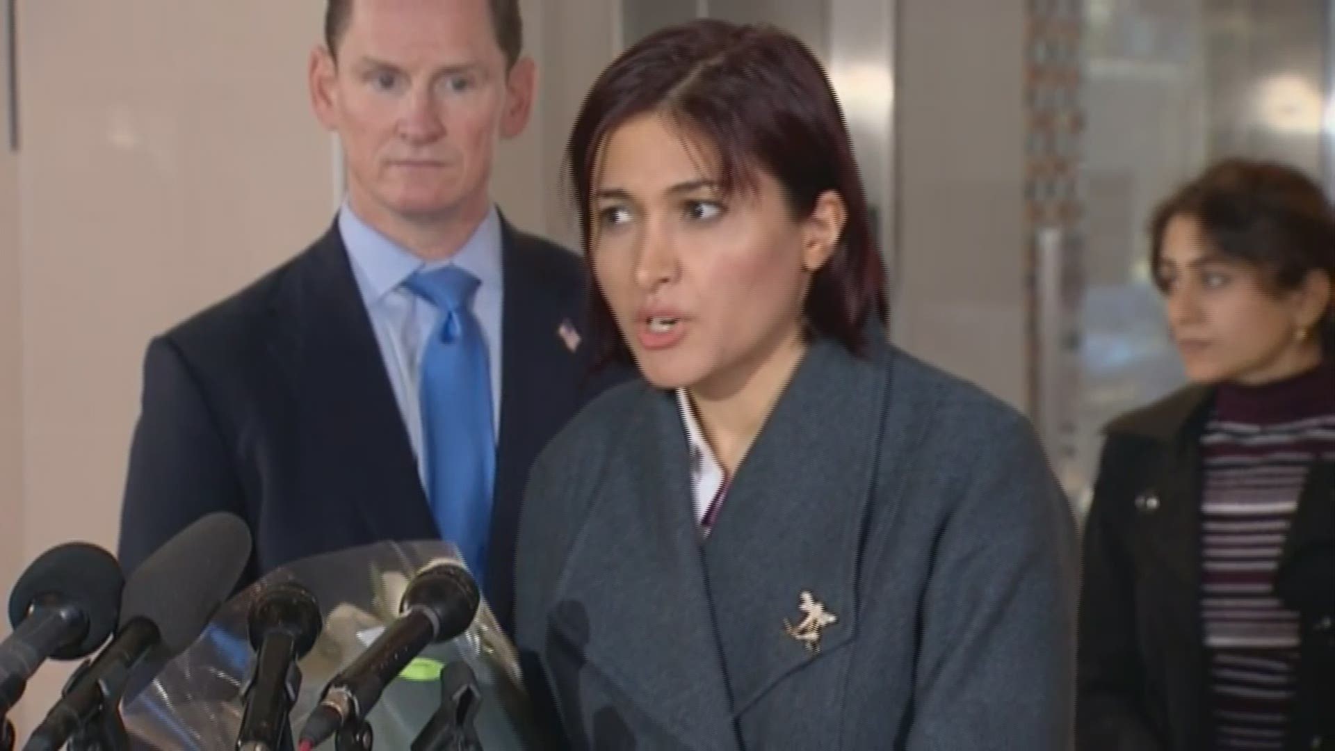 Traveler who met with Mayor Rawlings speaks on being detained at DFW