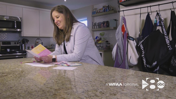 'I see you': Domestic violence survivor delivers handwritten notes to other victims