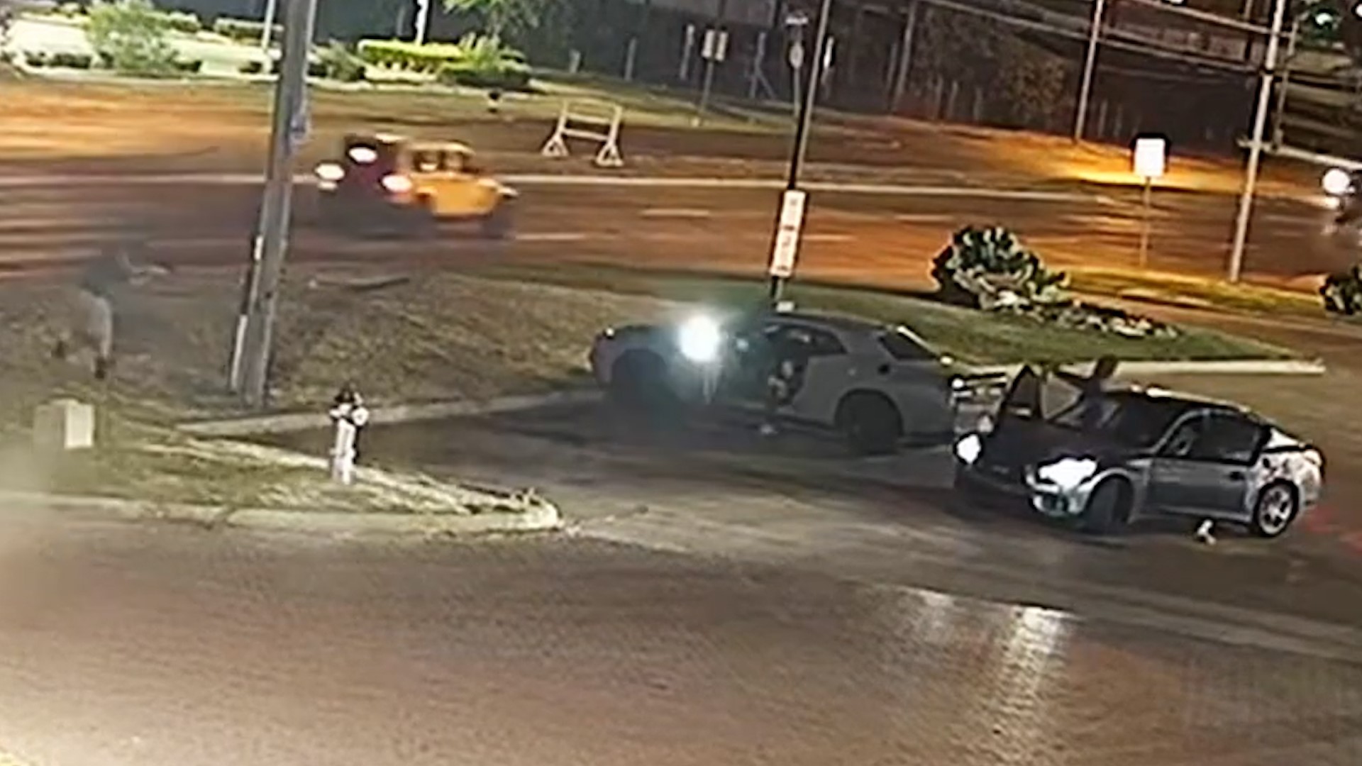 Video shows suspects carjack undercover cop in Dallas before shootout