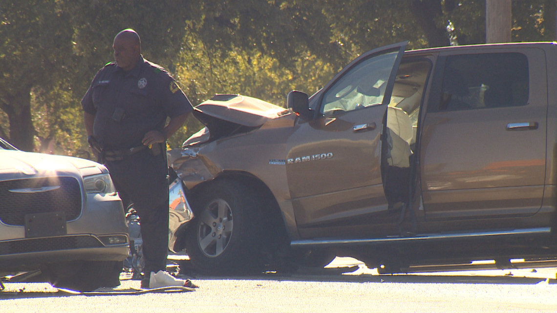 Accident on Davis Boulevard in Dallas, Texas: 2 injured, 1 seriously injured