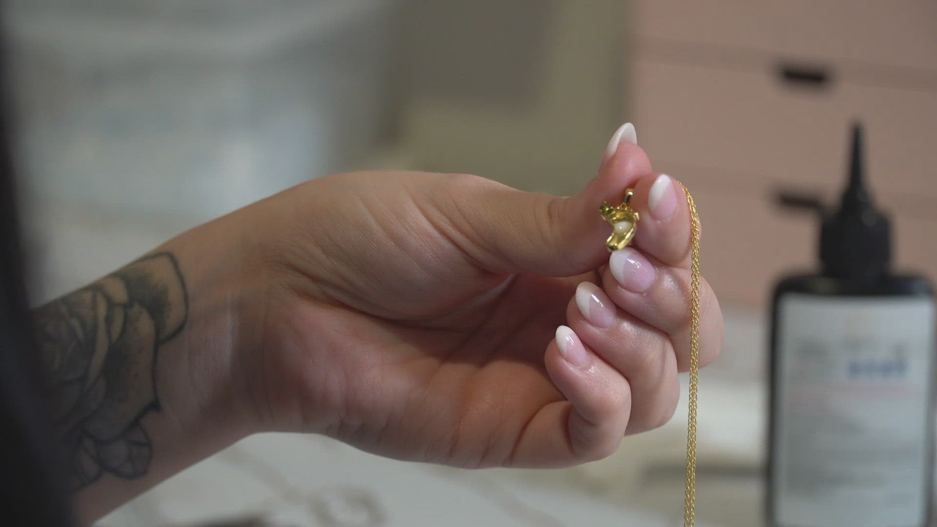 The jewelry helps moms preserve the special experience of breast feeding.
