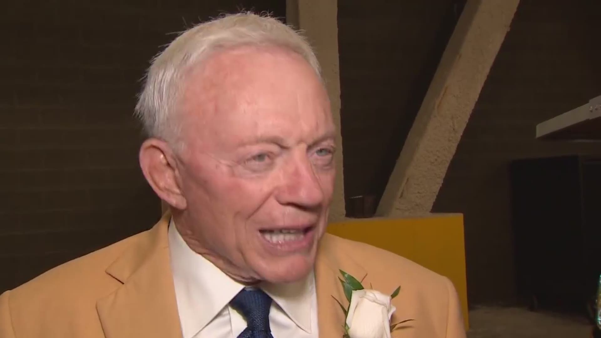 Joe Trahan talks one-on-one with Jerry Jones after his Hall of Fame acceptance speech.