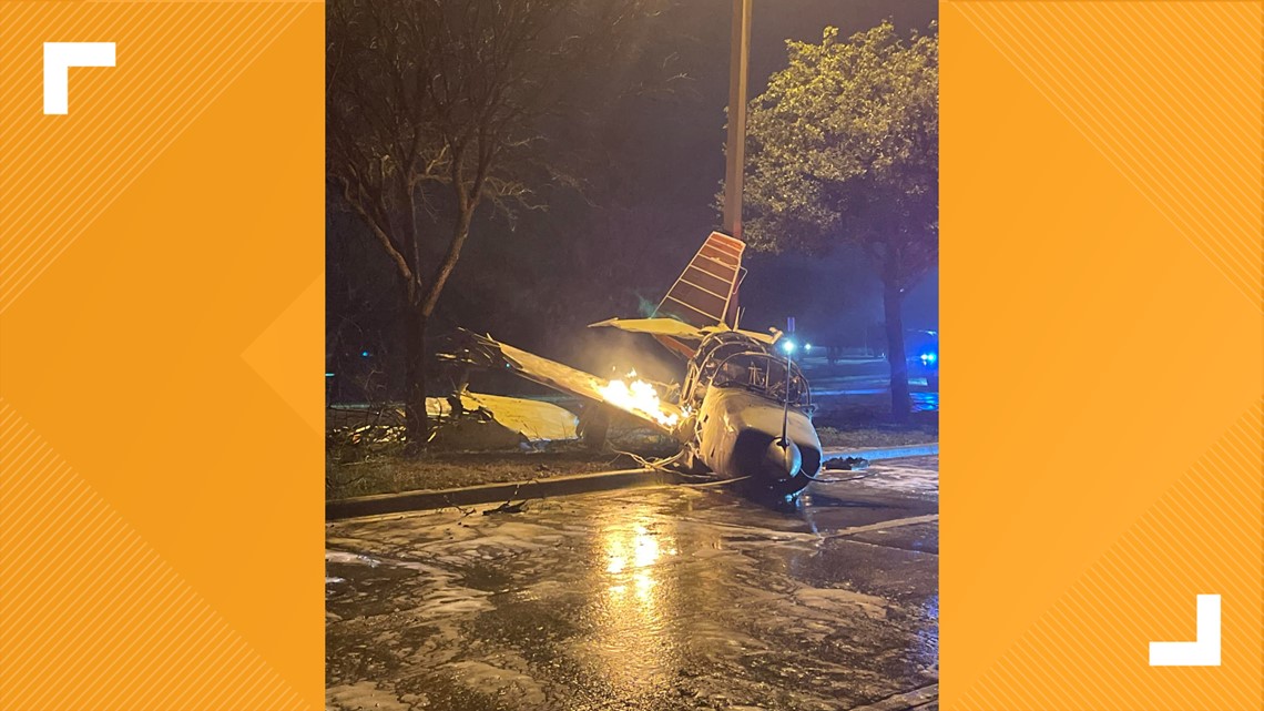 Singleengine plane crashes in Carrollton, two sent to hospital(00)
