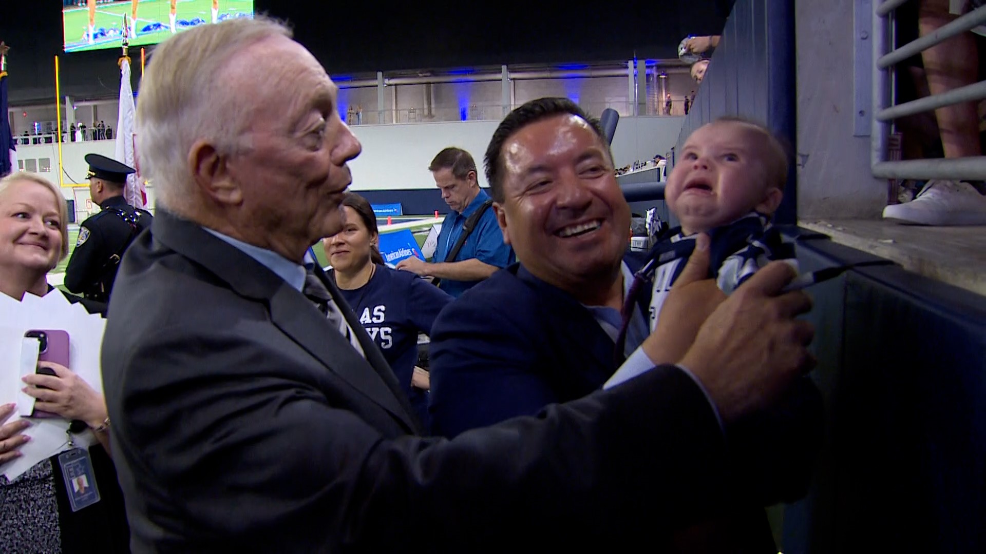 Jerry Jones Signs Baby Before Cowboys Practice | Wfaa.com