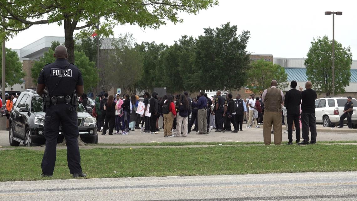 Students protest for better security at Wilmer-Hutchins HS | wfaa.com