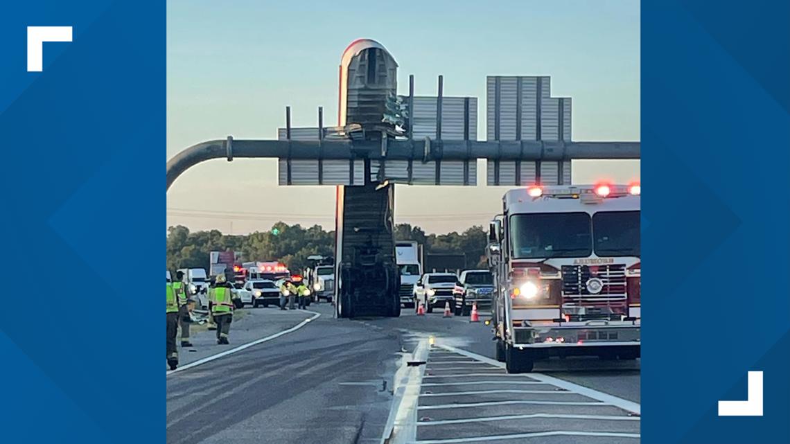 Ardmore, OK: I-35 lane closed after trailer crashed into sign