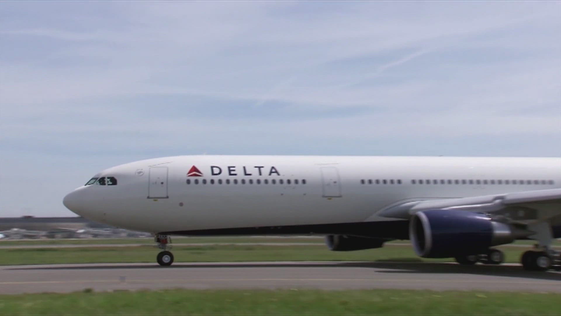 The airline says it aims to grow its business to hundreds of thousands of packages a day.