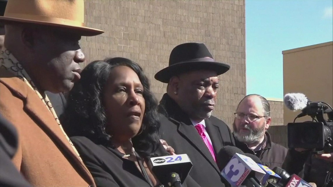 5 Memphis officers plead not guilty in death of Tyre Nichols | wfaa.com