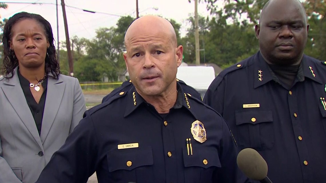 'We Will Find You, Turn Yourself In' | Police: Dallas Officer Shot ...