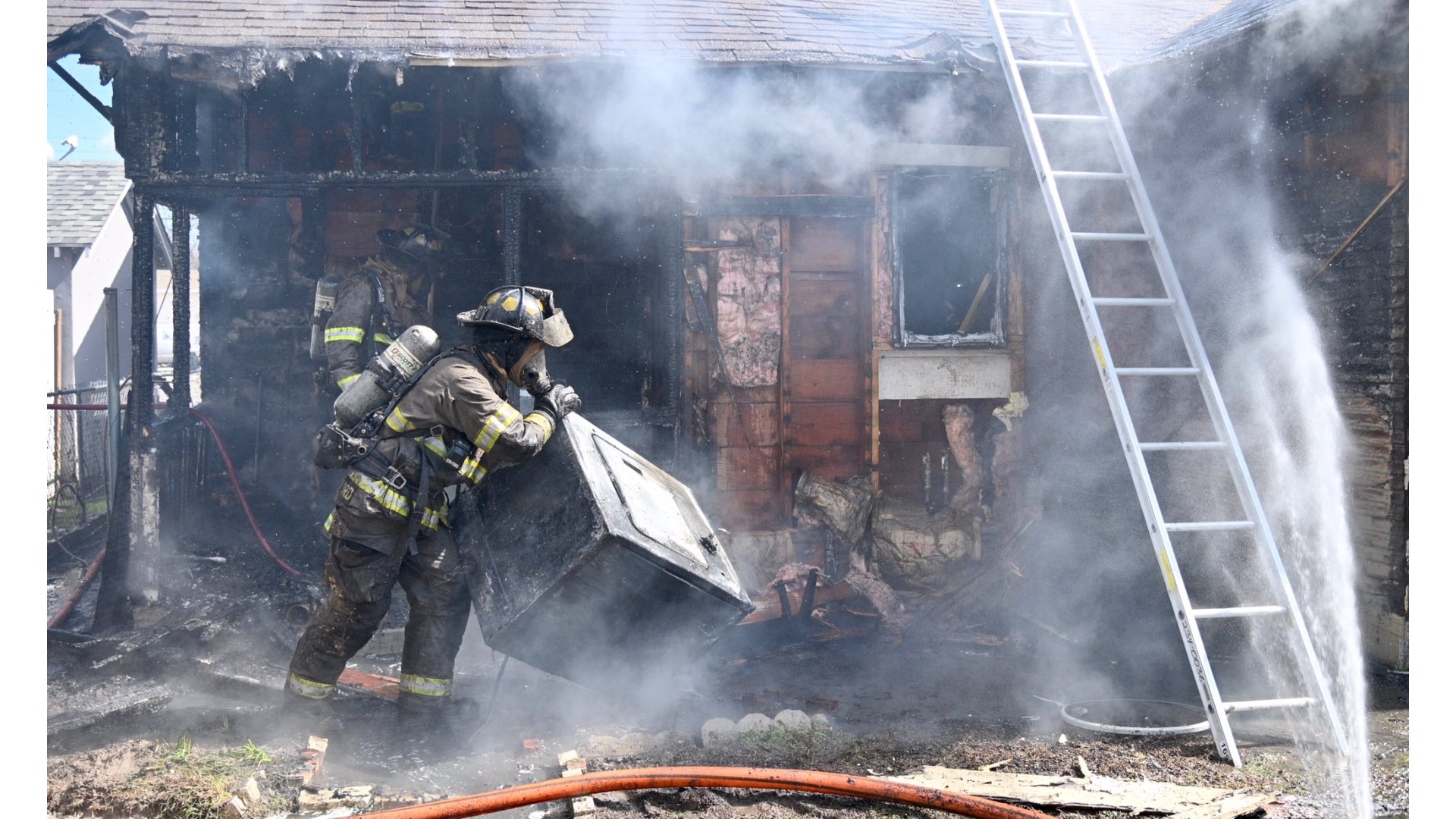 Fort Worth house fire leaves 2 people displaced