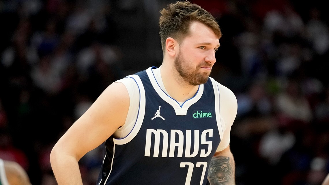 Luka Doncic wows with underhand shot against the Rockets | wfaa.com