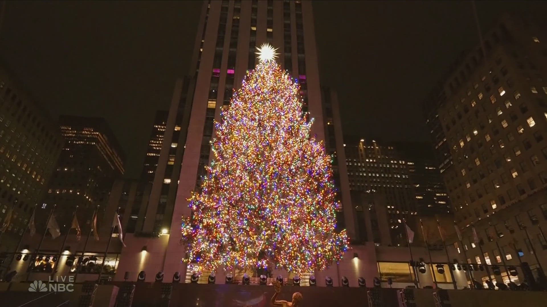 30 Rock tree lit up for holiday season