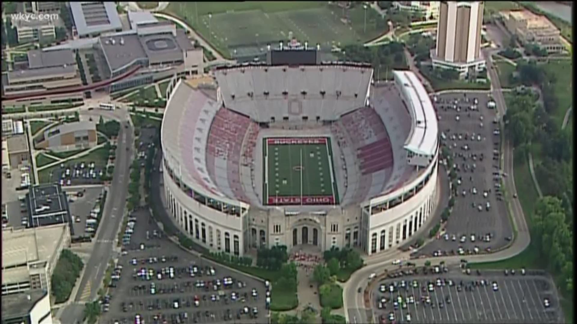 Crowd gathers in Columbus in support of Urban Meyer