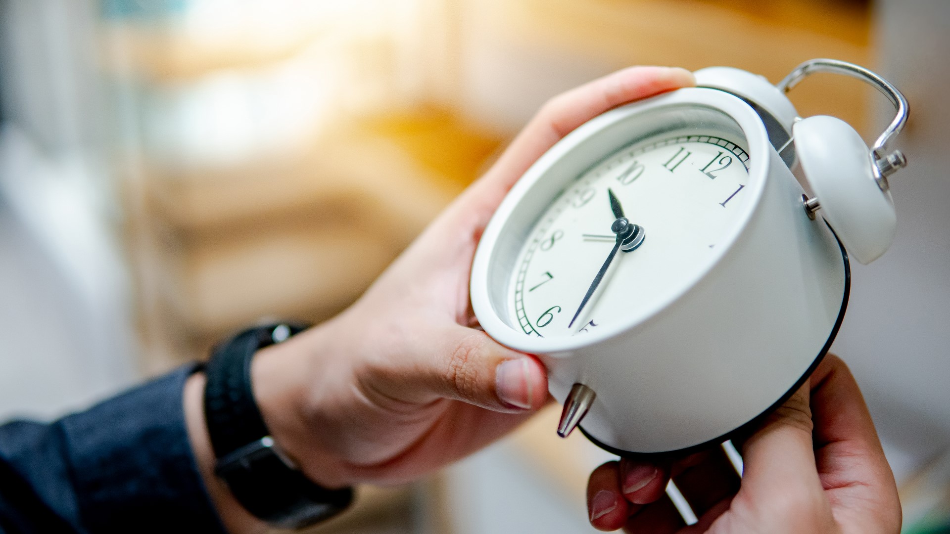 Daylight saving time 2023 end Sleep expert on time change impact