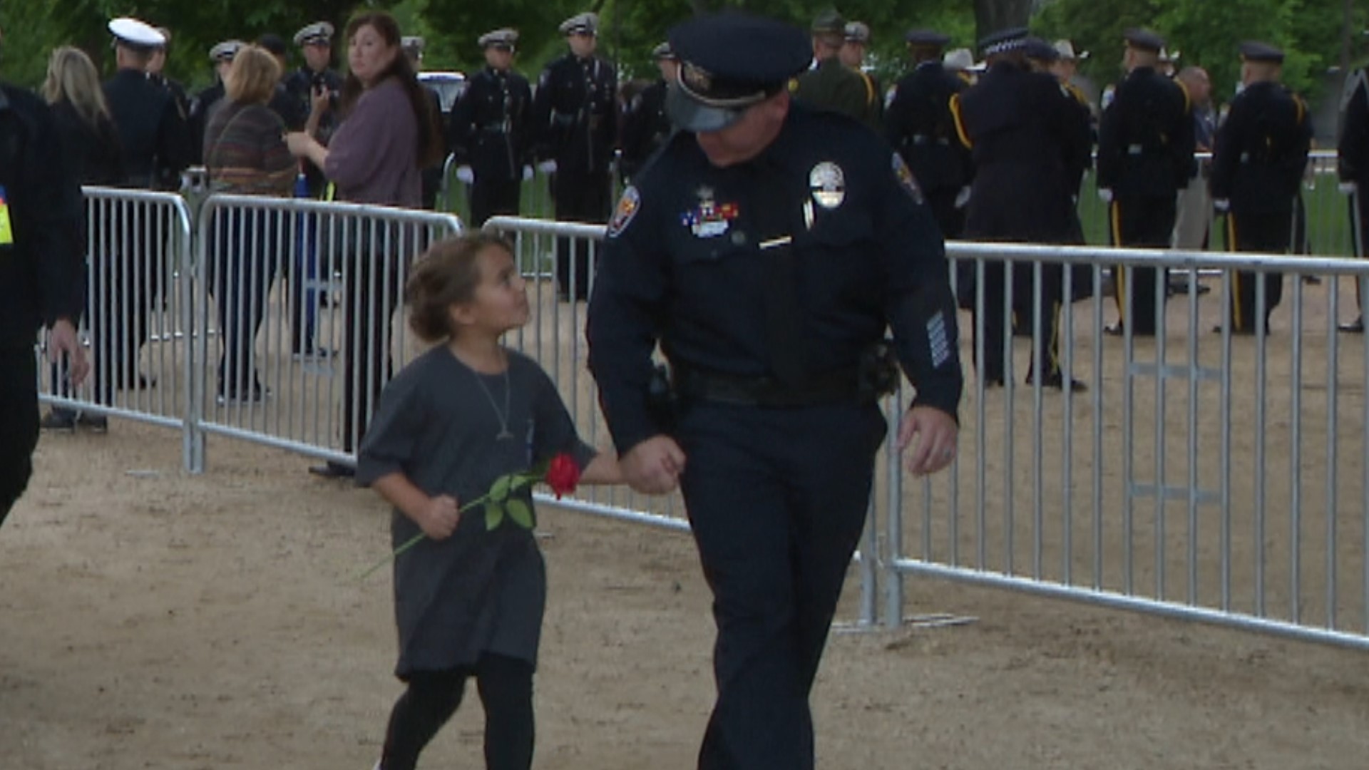 Thousands gather to honor fallen law enforcement | wfaa.com