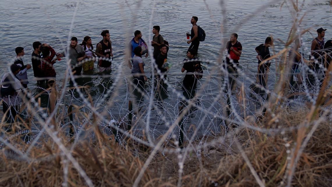 Court backs Texas over razor wire installed on US-Mexico border | wfaa.com