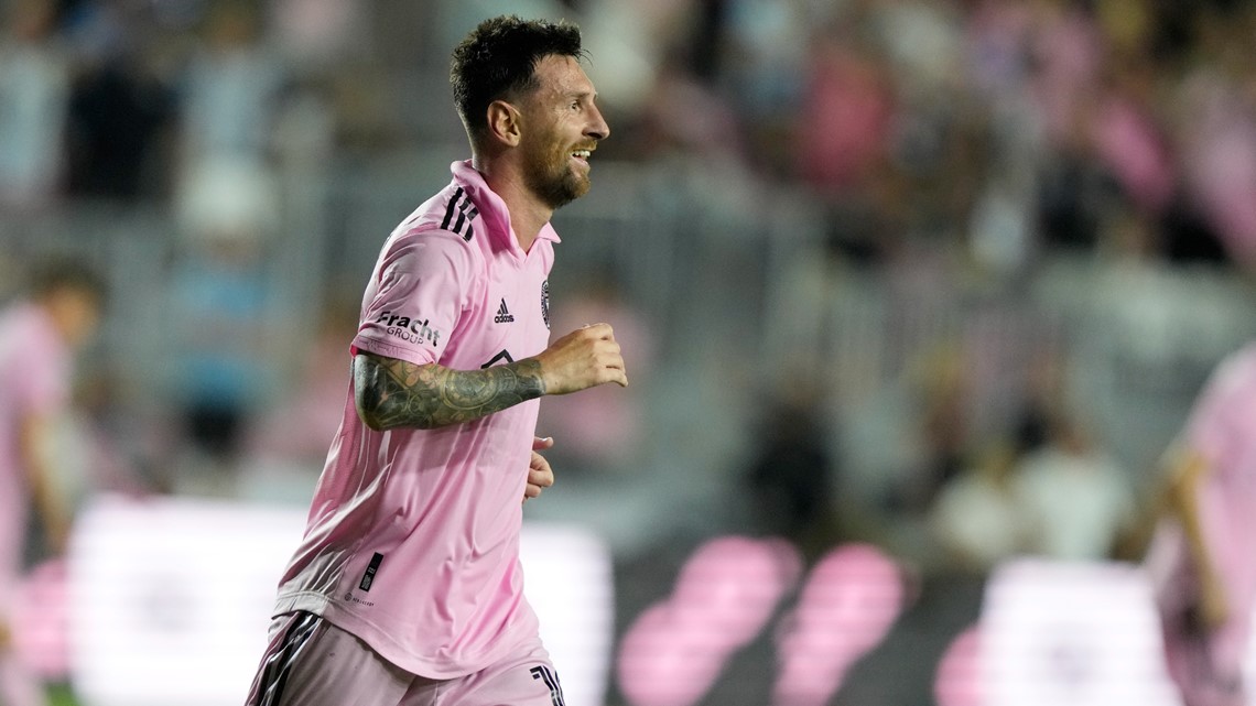 Watch fake Messi Miami jerseys being sold outside stadium